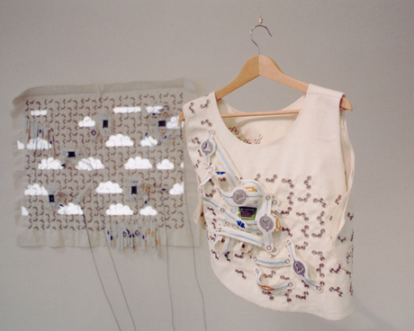 „ask02“, elektronische Bauteile, Druckknöpfe und Textil, 2000; Abbildung: Installation im Kunstverein Hamburg